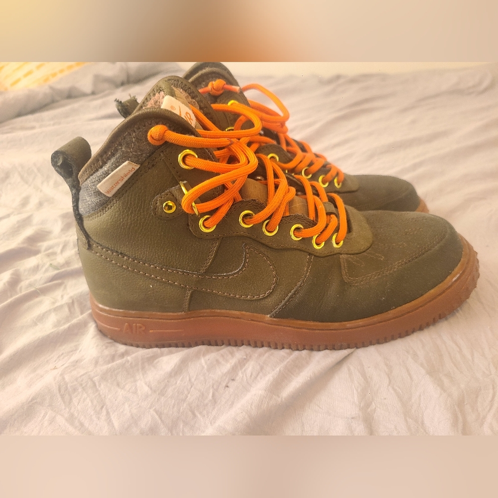 Nike Air Force 1 Duckboot
Dark Loden